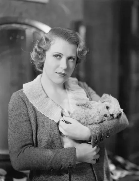 Kadın holding küçük köpek yavrusu — Stok fotoğraf