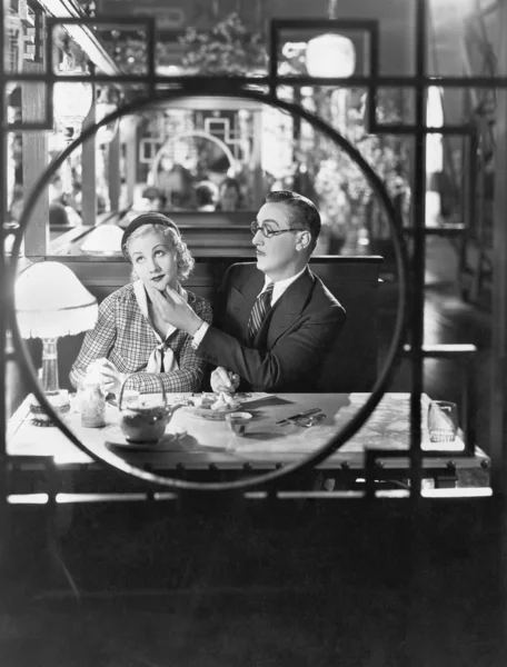 Ζευγάρι μέσα από το παράθυρο στο εστιατόριο — Φωτογραφία Αρχείου