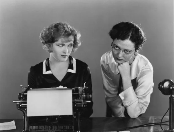 Two women with typewriter — Stock Photo, Image