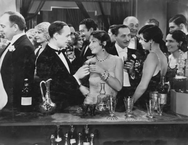 Casal tomando bebida no bar lotado — Fotografia de Stock