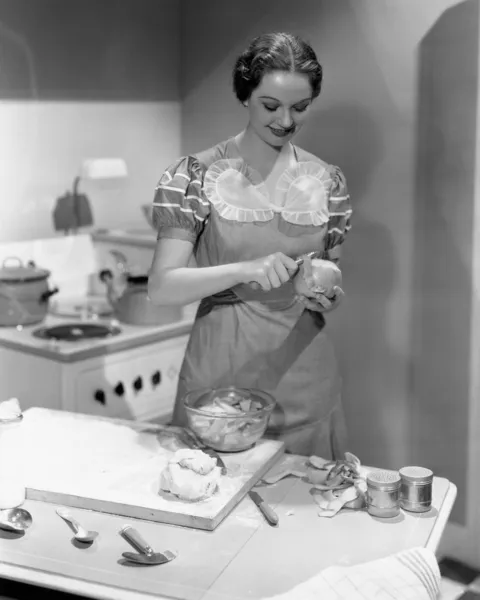 Retrato de la mujer cocinando en la cocina — Foto de Stock