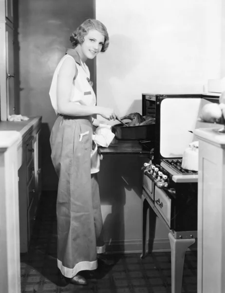 Ritratto della donna che cucina — Foto Stock