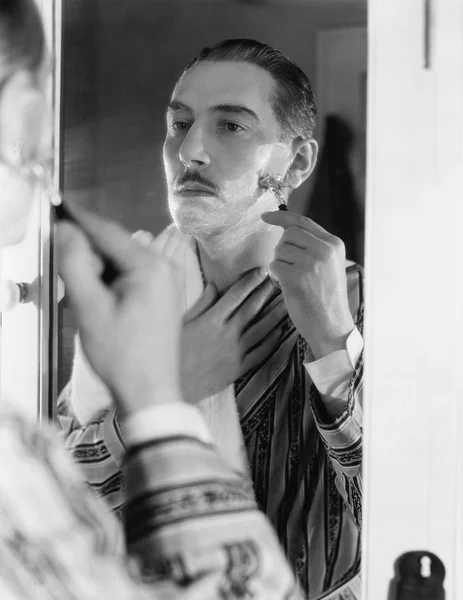 Uomo rasatura davanti allo specchio — Foto Stock
