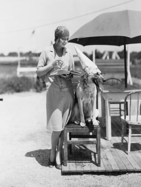 Γυναίκα με σκυλί φορώντας καπέλο και γυαλιά — Φωτογραφία Αρχείου