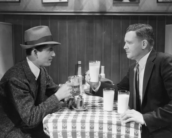 Dwóch mężczyzn przyjaciół w kawiarni — Zdjęcie stockowe