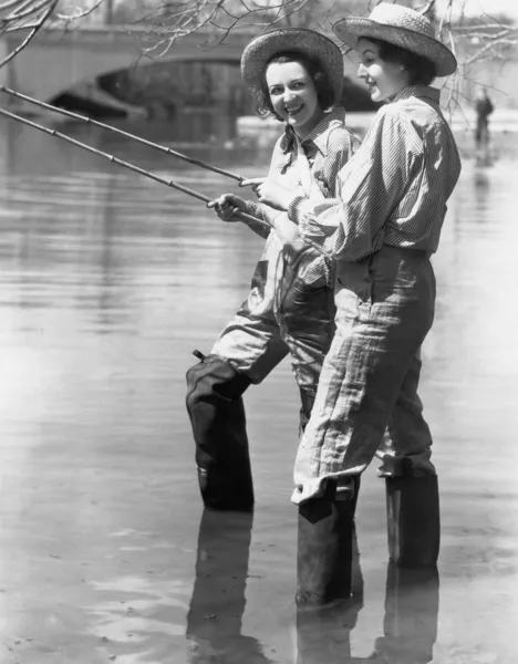 Due donne pesca — Foto Stock