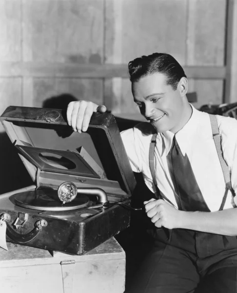 Muž poslouchá gramofon — Stock fotografie