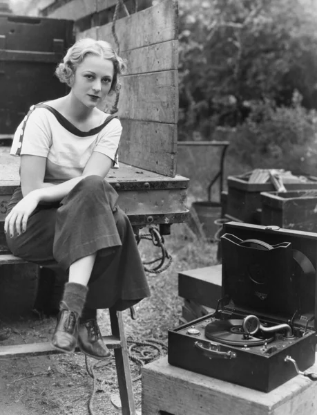 Portrait of woman with record player — Stockfoto