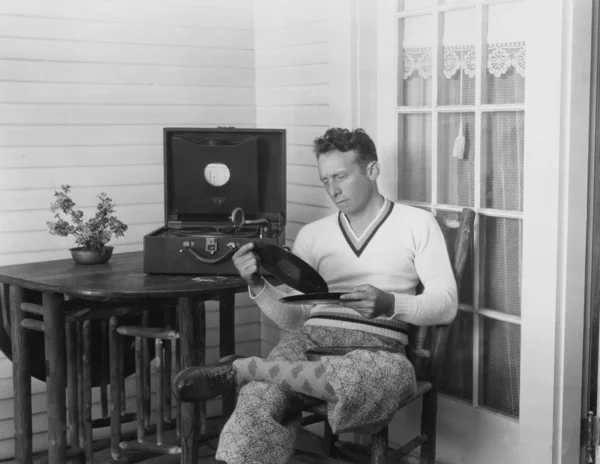Muž poslouchá recordsman poslechu záznamů — Stock fotografie