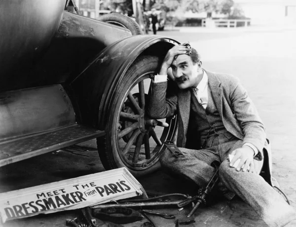 Homme essayant de réparer la voiture cassée — Photo