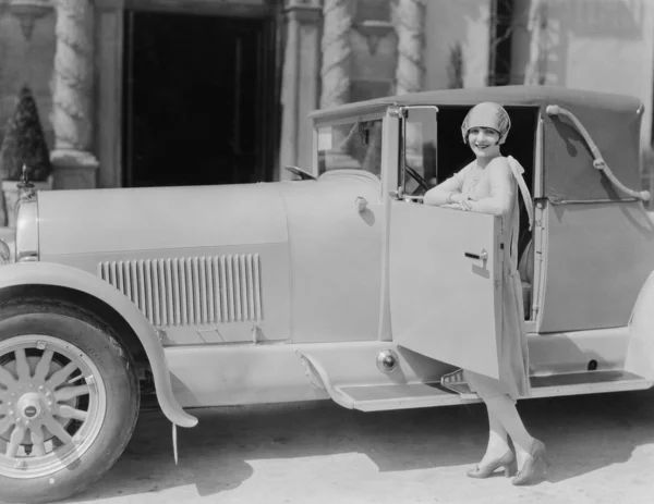 Портрет женщины, позирующей с машиной — стоковое фото