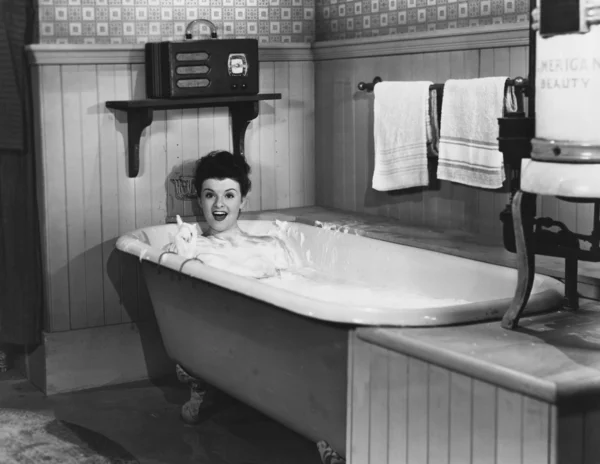 Kvinna i badkaret — Stockfoto