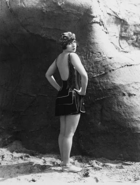Kvinna poserar i simning kostym — Stockfoto