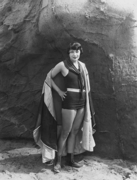 Porträtt av kvinna bär cape — Stockfoto