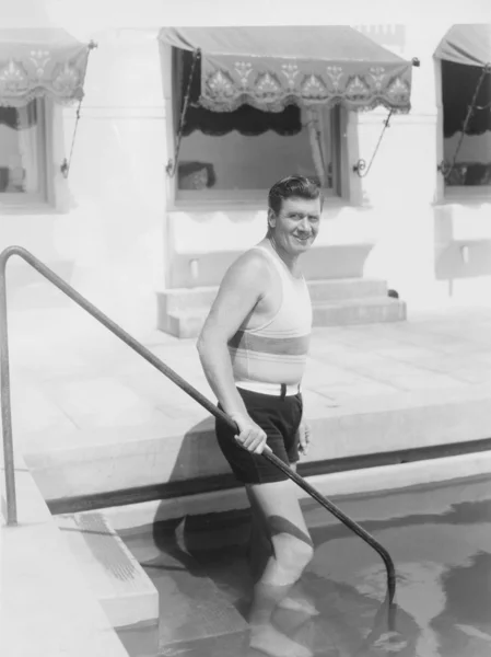 Havuza doğru yürüyen adam — Stok fotoğraf