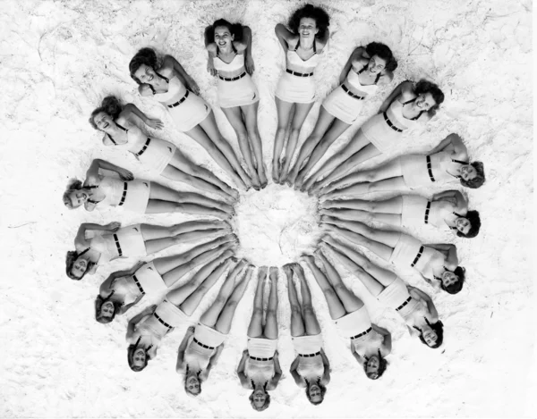 Mujeres acostadas en círculo alrededor de la pelota de playa — Foto de Stock