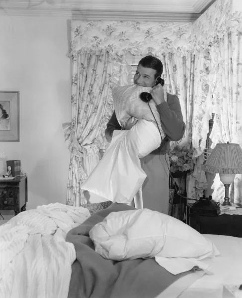 남자 침대를 만들고 전화 통화 — 스톡 사진