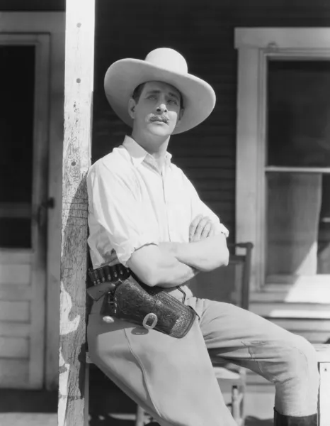 Homme sur le porche portant un chapeau de cow-boy — Photo