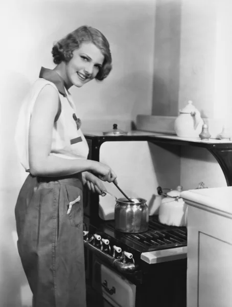 Porträtt av kvinna matlagning på spisen — Stockfoto