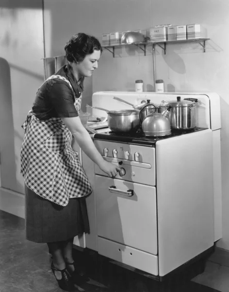 炉子上做饭的女人 — Stock fotografie
