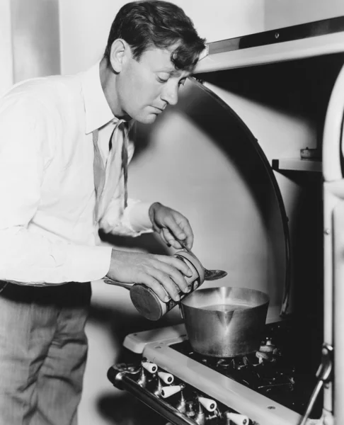 Homem cozinhar no fogão — Fotografia de Stock