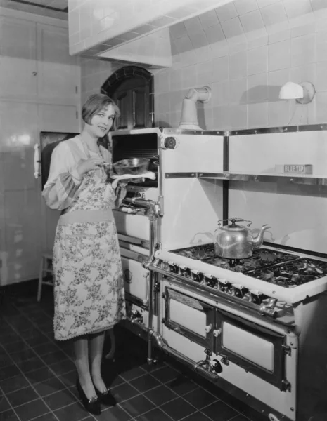 Kadın büyük soba holding pan ile — Stok fotoğraf