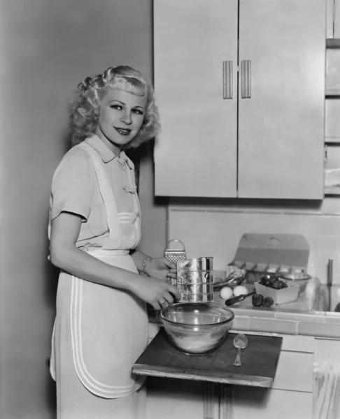 Porträtt av kvinna matlagning i köket — Stockfoto