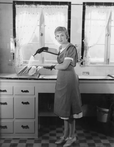 Γυναίκα πλένει πιάτα — Φωτογραφία Αρχείου