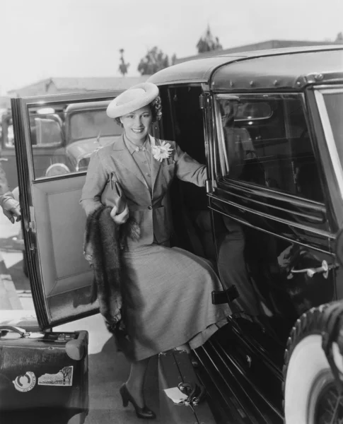 Frau mit Auto und Gepäck — Stockfoto