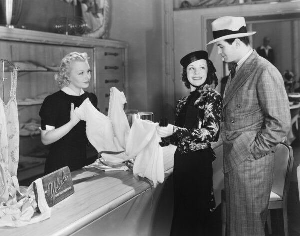 Пара и клерк в магазине
