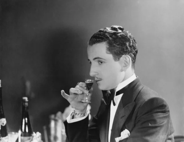 Homem bebendo copo de licor — Fotografia de Stock