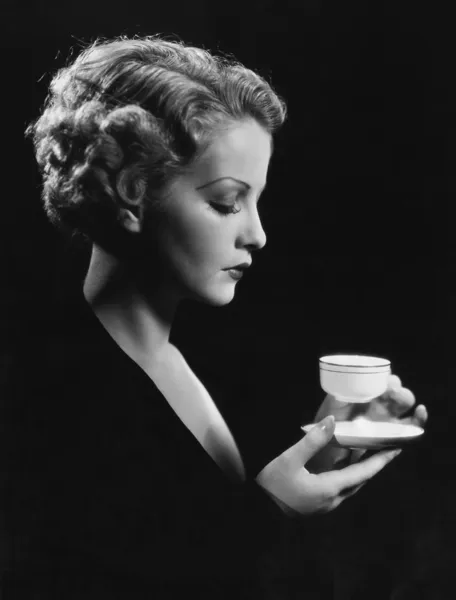 Portrait of woman with beverage — Stock Photo, Image