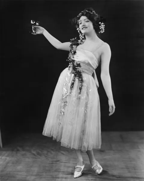 Porträt einer Frau, die mit Glas anstößt — Stockfoto