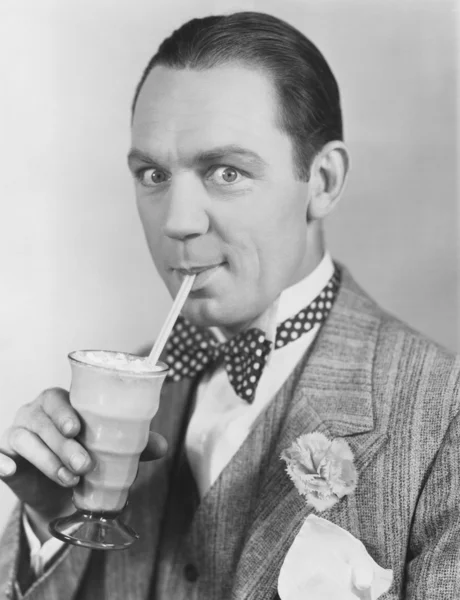 Портрет человека, пьющего через солому — стоковое фото