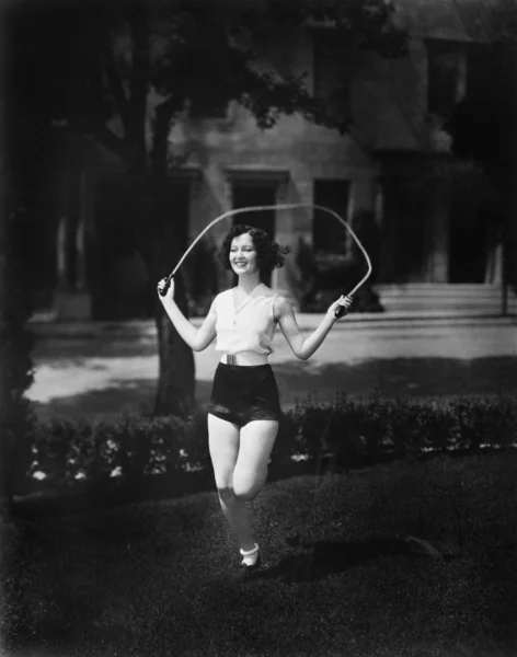 跳绳子的女人 — 图库照片