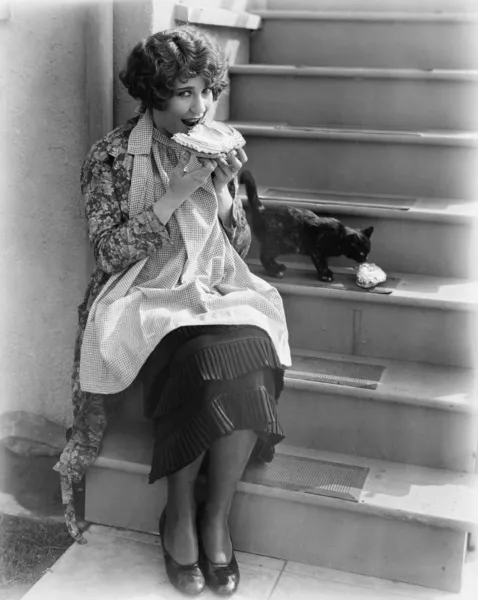 Žena sdílení koláč s kočkou — Stock fotografie