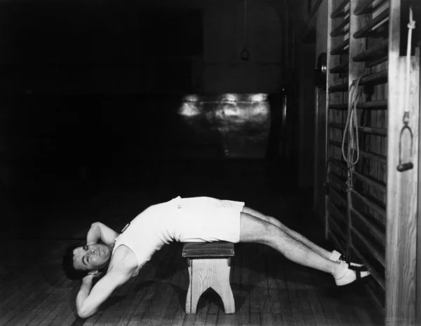 Άνθρωπος άσκηση σε παγκάκι — Φωτογραφία Αρχείου