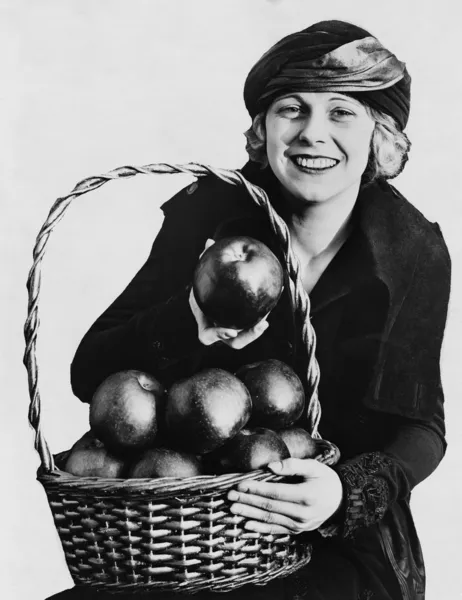 Retrato de mulher com cesta de maçãs — Fotografia de Stock