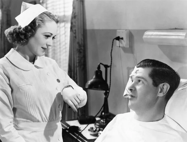 Zdravotní sestra s pacienty teplota — Stock fotografie