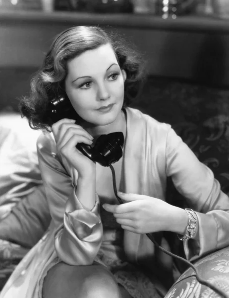 Porträt einer Frau am Telefon — Stockfoto