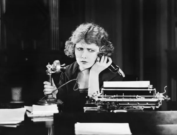 Mujer confusa en el teléfono — Foto de Stock