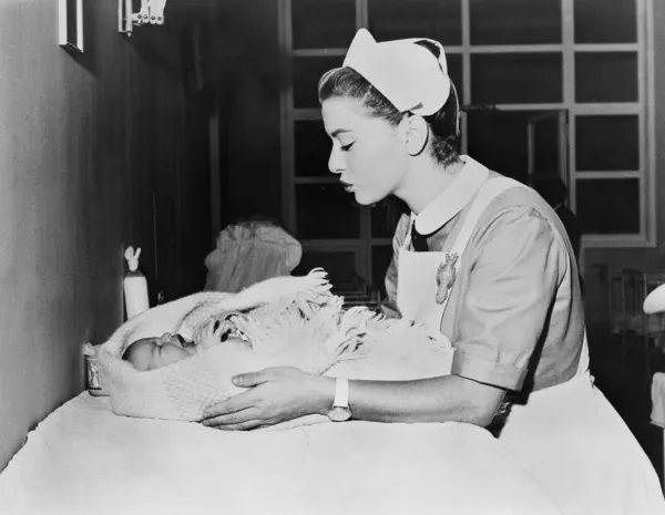 Медсестра с плачущим ребенком — стоковое фото