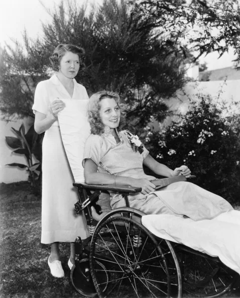 Γυναίκα σε αναπηρική καρέκλα με νοσοκόμα — Φωτογραφία Αρχείου