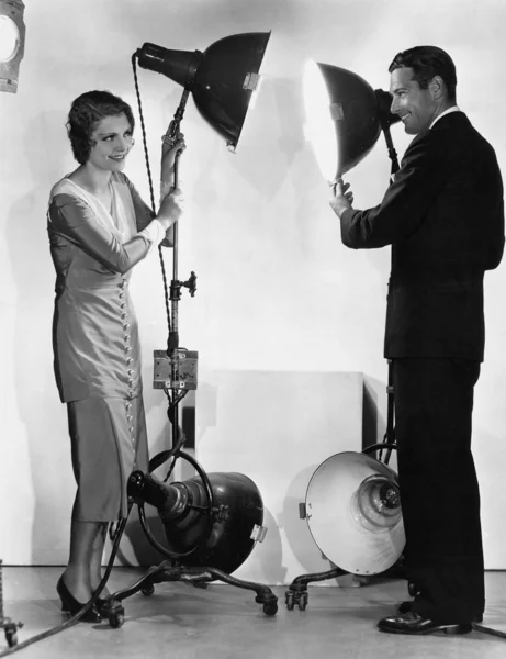 Man och kvinna med lampor på stativ — Stockfoto