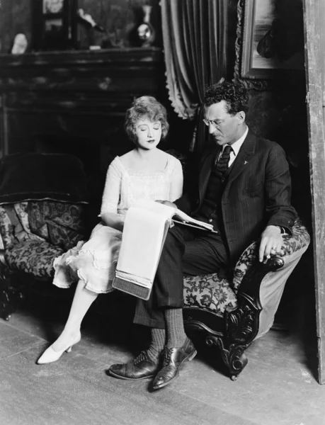 Muž a žena na gauči s papíry — Stock fotografie
