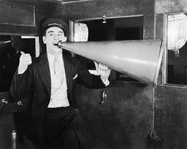 Muž s obrovskou megafon — Stock fotografie
