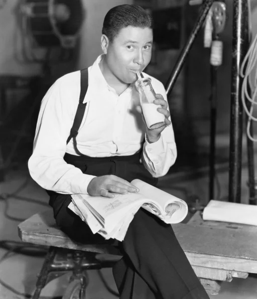 Retrato del hombre bebiendo botella de leche —  Fotos de Stock