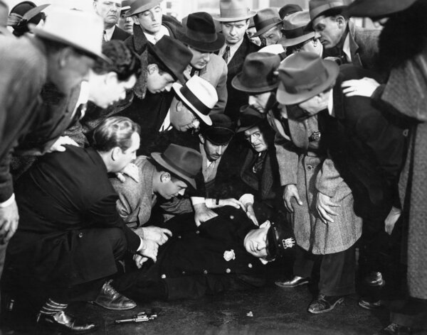 Толпа оживляет офицера полиции
