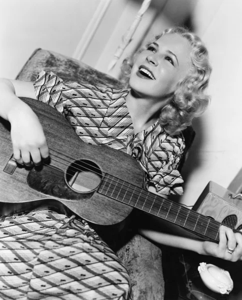 Γυναίκα που παίζει κιθάρα και τραγουδάει — Φωτογραφία Αρχείου
