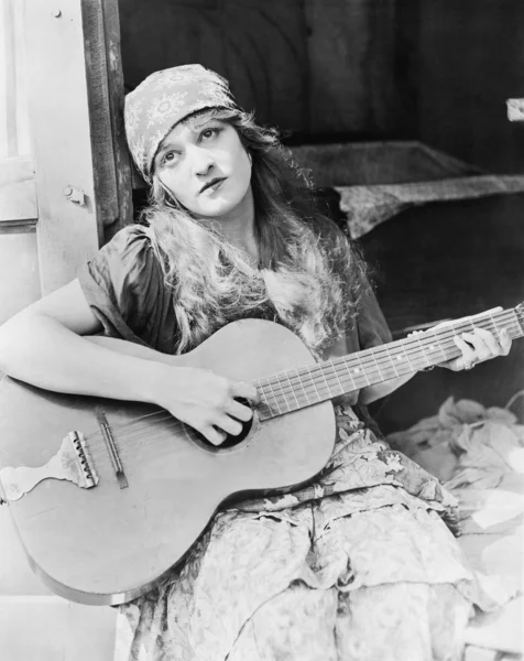 Portret kobiety, gra na gitarze — Zdjęcie stockowe